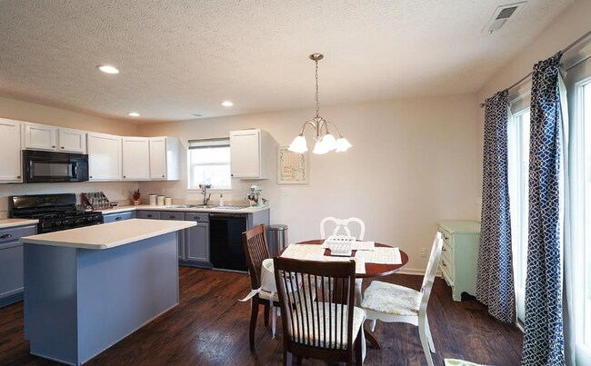 Building Photo - 3 Bed Home