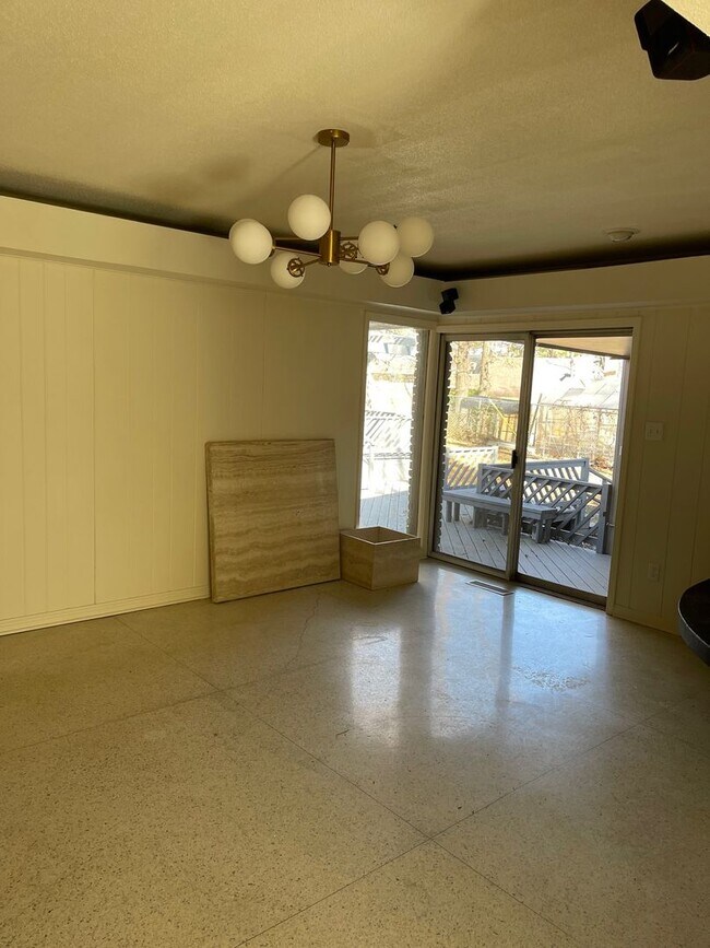 Building Photo - Wonderful 4 bed 3 bath home in East Memphis