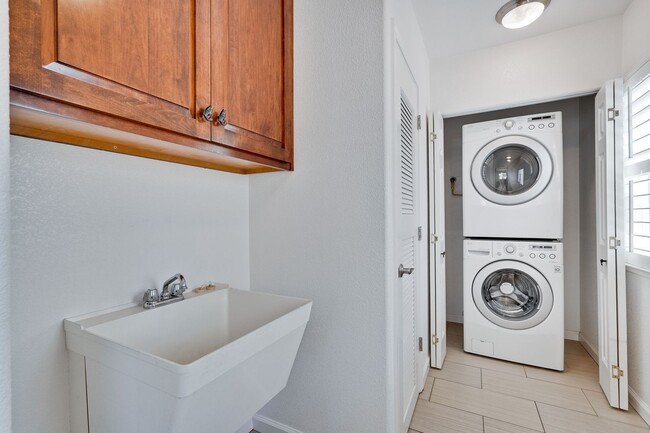 Building Photo - 1940's Quaint 2 Bedroom Single Story Home off of Hedding Street with Modern Amenities & Great Bac...