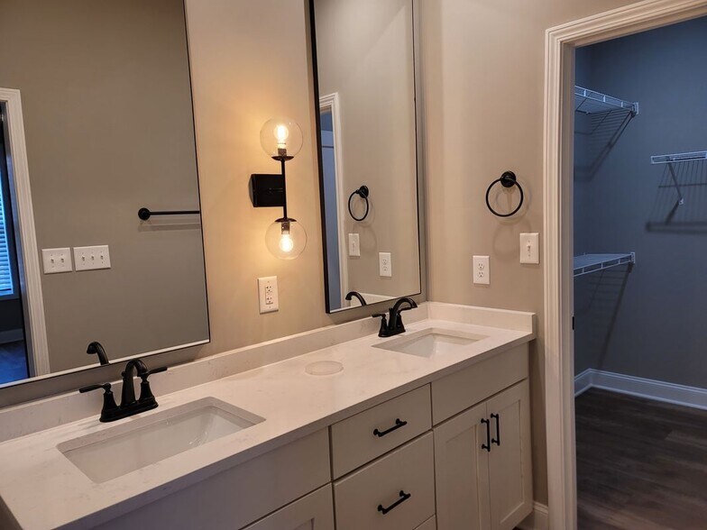 Building Photo - 7009 Wright Rd