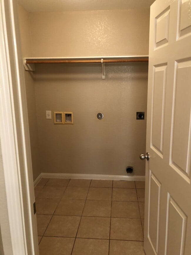 Building Photo - "Hard to Find" Roomy 1-story in Luckey Ran...