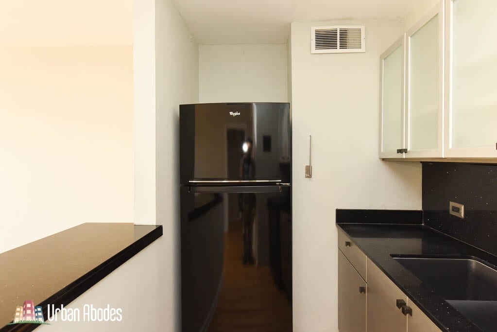 Building Photo - 429 W Wellington Ave