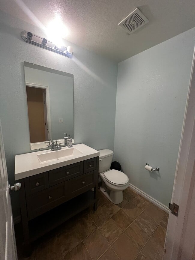 Building Photo - Charming Townhome, Prime Location, Cozy Li...