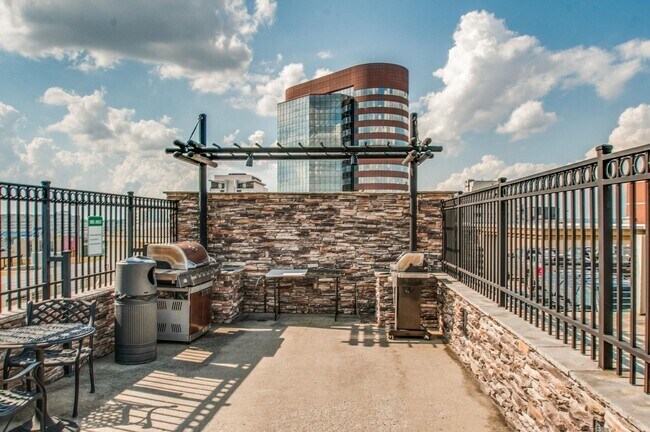 Grilling area - 1803 Broadway