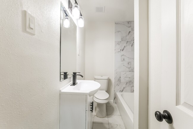 Building Photo - 502 N Jones St