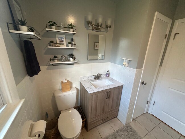 Building Photo - 44 Maple Ave