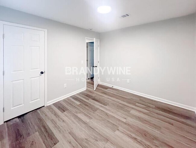 Building Photo - 324 Laurel Ln