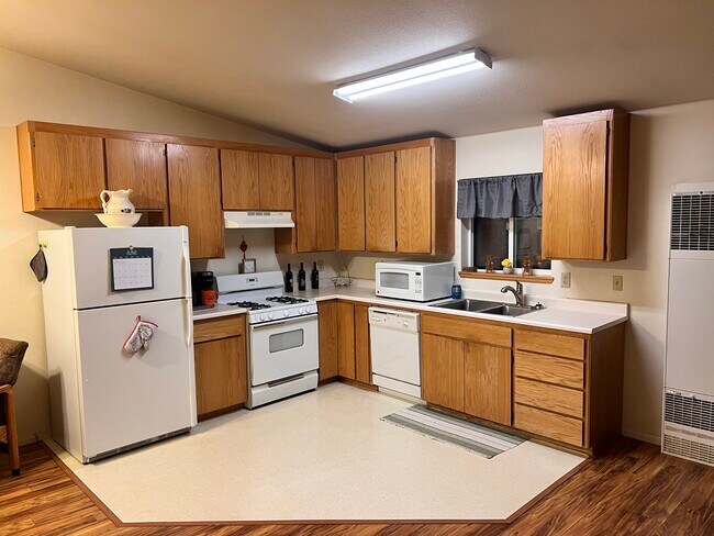 Building Photo - 21896 Fallview Dr