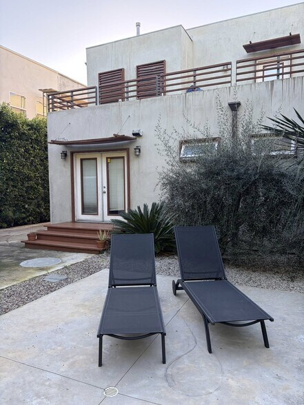 Building Photo - 832 N Las Palmas Ave