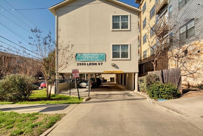 Building Photo - West Campus Gem!!!