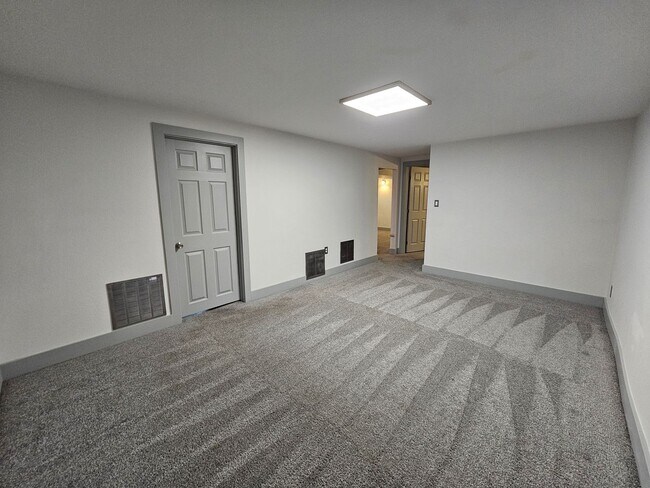 Building Photo - Comfortable 4 bed, 2 bath home in 80906!