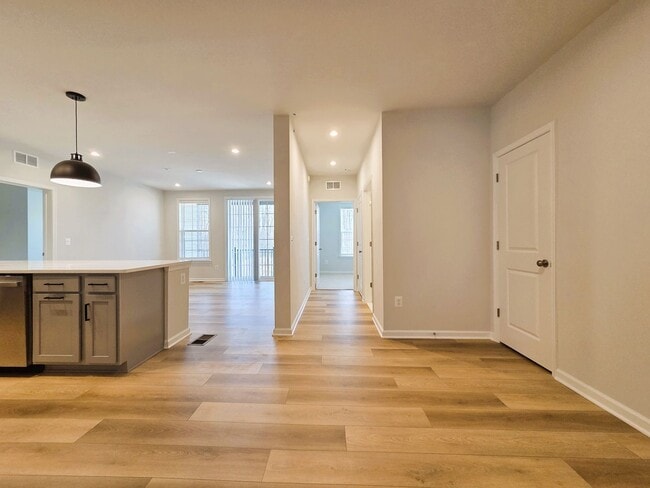 Building Photo - Newer ground level condo in Coalfield Station located in highly desireable Midlothian.