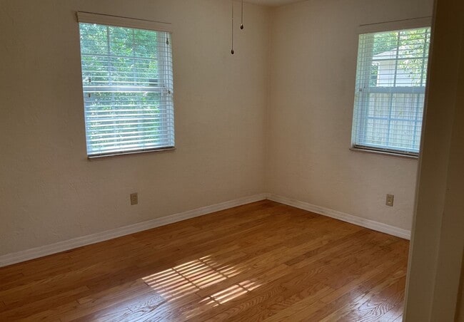 Building Photo - Beautiful Remodeled Home In Floral Park Neighborhood