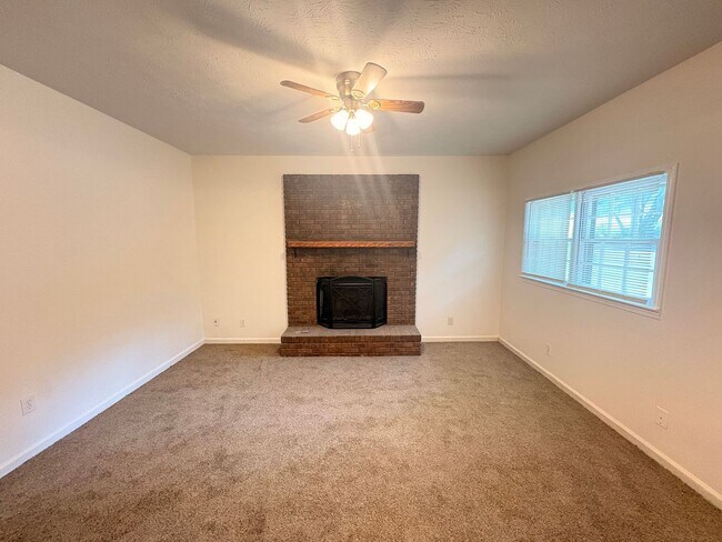 Building Photo - 1112 Ridge Dr