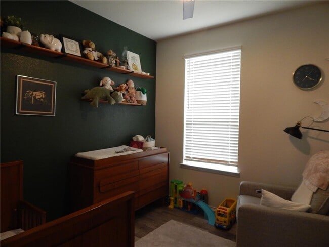 Building Photo - 437 English Oak St