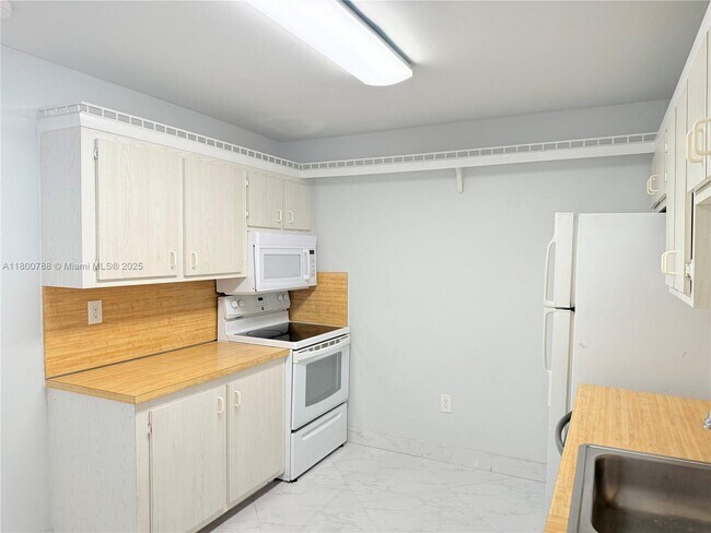 Building Photo - 8208 SW 81st Pl