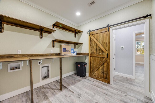 Building Photo - 1148 Sioux Cir