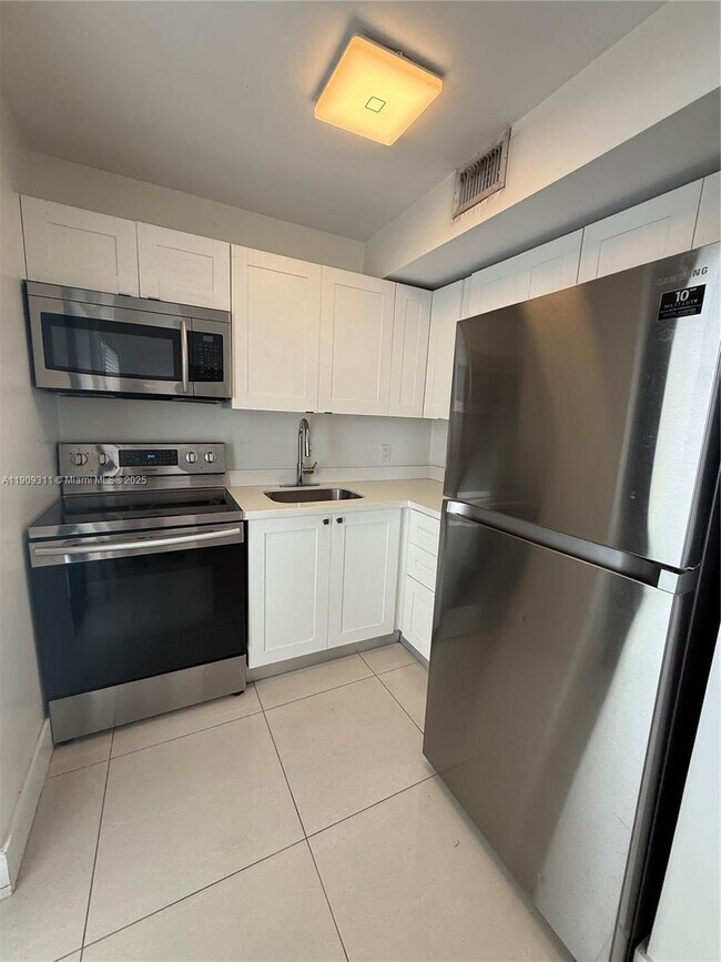 Building Photo - 1765 Normandy Dr