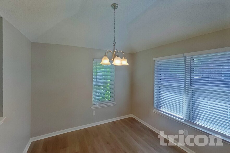 Building Photo - 1253 Essex Dr