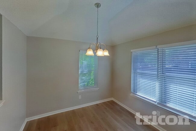 Building Photo - 1253 Essex Dr