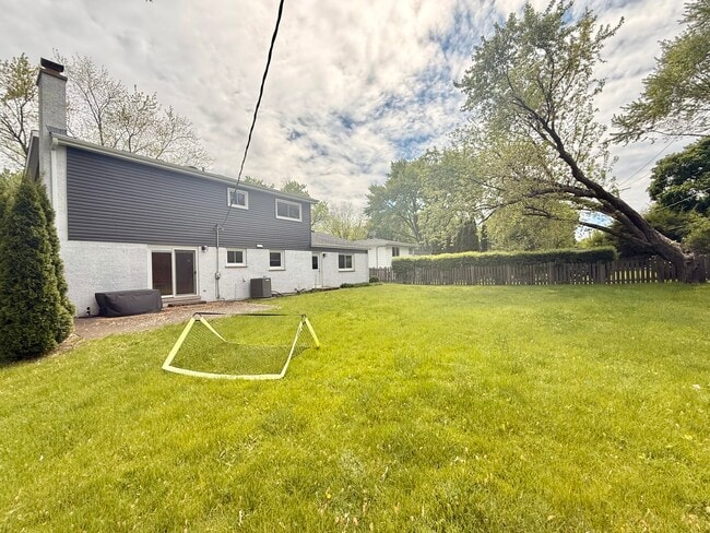 Building Photo - 1046 Crestfield Ave