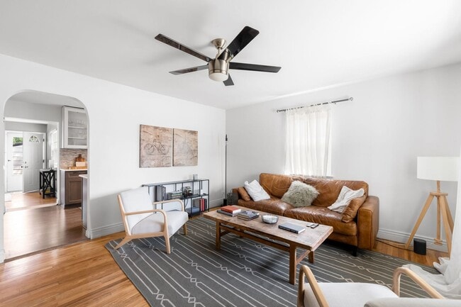 Building Photo - 3BD, 1BA Edgewater Home with Lard Back Yard and 2-Car Garage