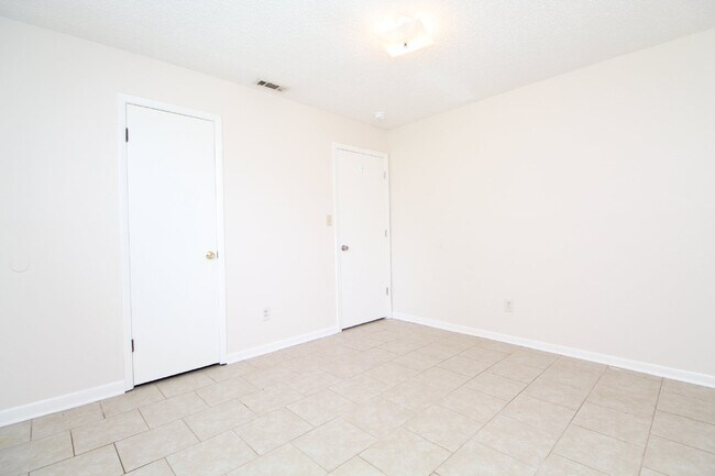 Building Photo - Gulf Breeze 2BR Apartment in Greenbriar with Large Bedrooms, Fenced Patio, Huge Backyard & Water/...
