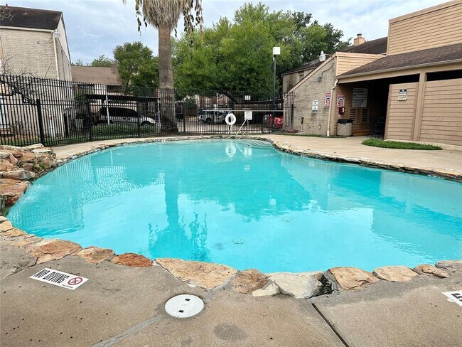 Building Photo - 10203 Forum Park Dr