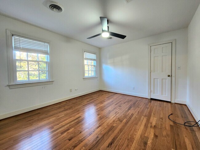 Building Photo - Sprawling Home in Bay Colony