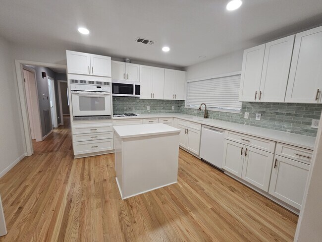 Building Photo - 1518 Lawrence St