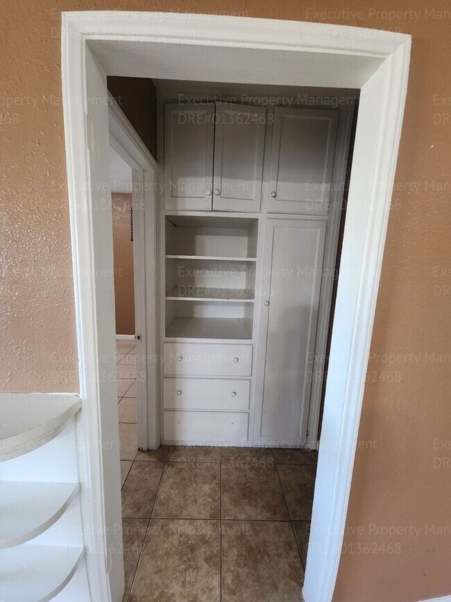 Building Photo - Charming 2 bedroom, 1 bathroom house near ...