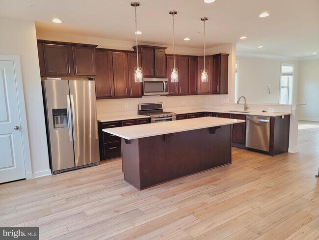 Building Photo - 9001 Shady Pines Dr