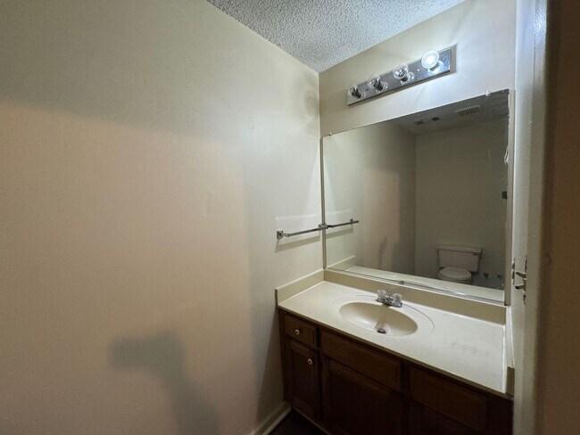 Building Photo - 3 Bed/1.5 Bath Near Fox Meadow Schools!