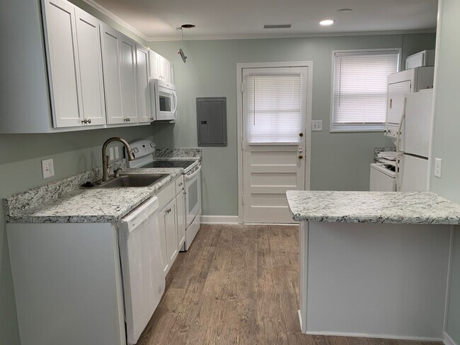 Building Photo - Adorable 2 Bedroom End Unit Convenient to W. Friendly Ave