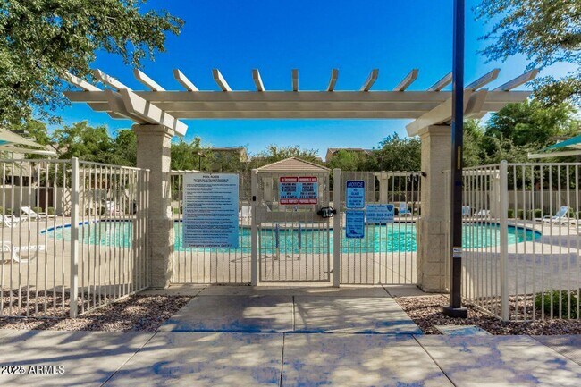 Building Photo - 2402 E 5th St