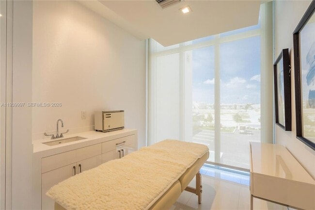 Building Photo - 6410 NW 105th Pl