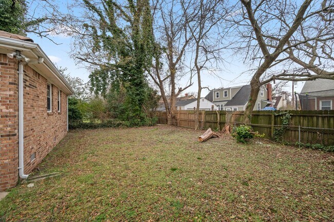 Building Photo - 721 Mayfield Ave