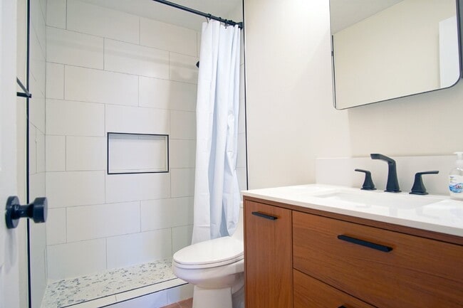 Building Photo - Spyglass Point 2/2 Condo Across from the B...