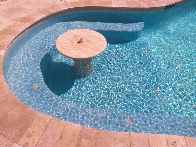 Building Photo - Pool Home 3 bedroom 2 bathroom Long term