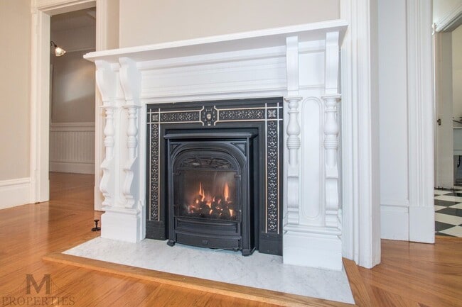 Building Photo - Eureka Valley Victorian Flat - Spacious and Pristine 1 Bed, 1 Bath