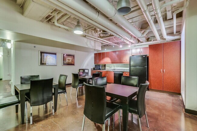 Building Photo - 114 W Adams St