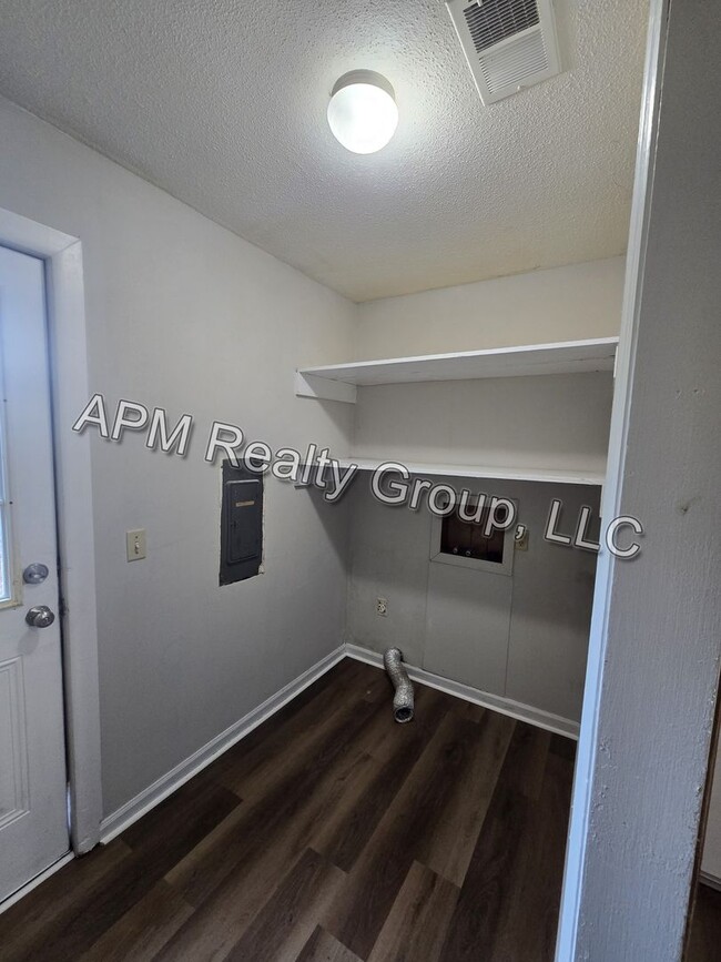 Building Photo - Recently renovated house off Leesburg