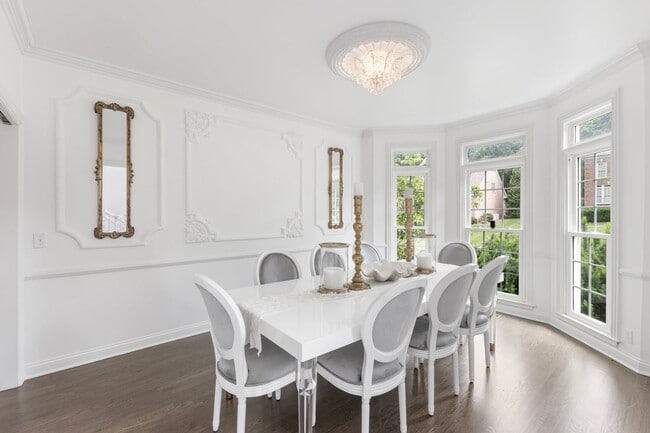 Building Photo - Luxury Furnished Home