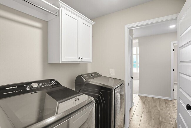 Building Photo - Like new, Move in Ready.