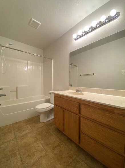 Building Photo - 2912 Ashley Dr