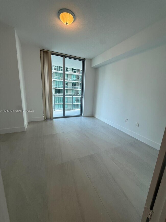 Building Photo - 1111 SW 1st Ave