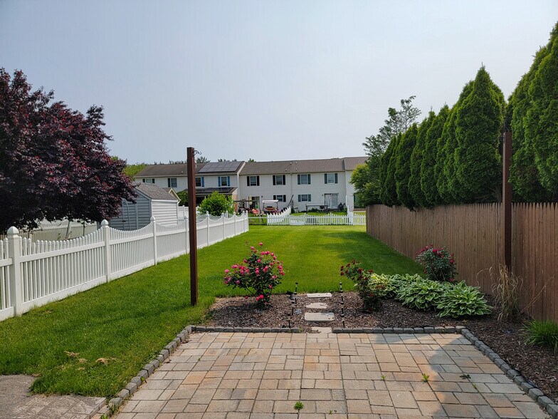 Building Photo - 390 Acorn Cir