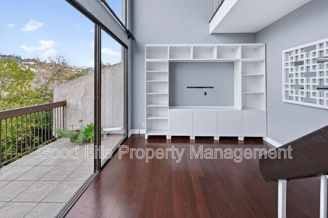 Building Photo - 2564 Navarra Dr