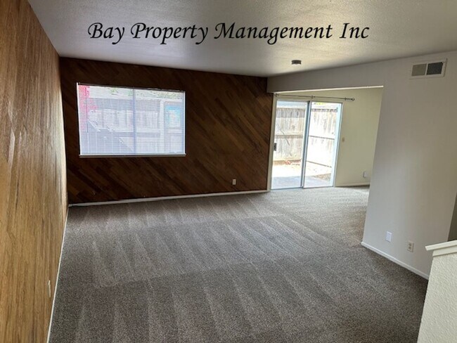 Building Photo - Rent Reduced! Charming 3-Bedroom Townhouse...
