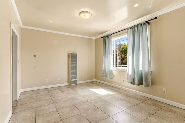 Building Photo - Newly Remodeled 4-Bedroom Oakland Duplex with Gated Parking